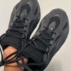 adidas Yeezy Boost 700 V2
Vanta size 6.5 US